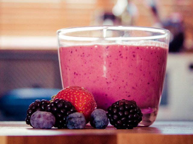 batido-de-espinaca-y-tres-frutos-rojos-01